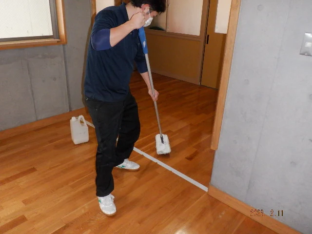 室内の床清掃作業